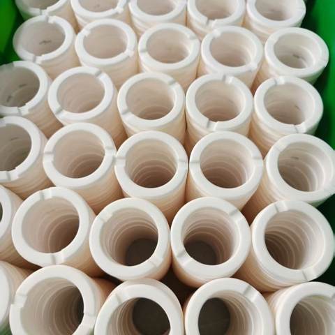 حلقات سيراميكية بيضاء مرتبة في دفعات